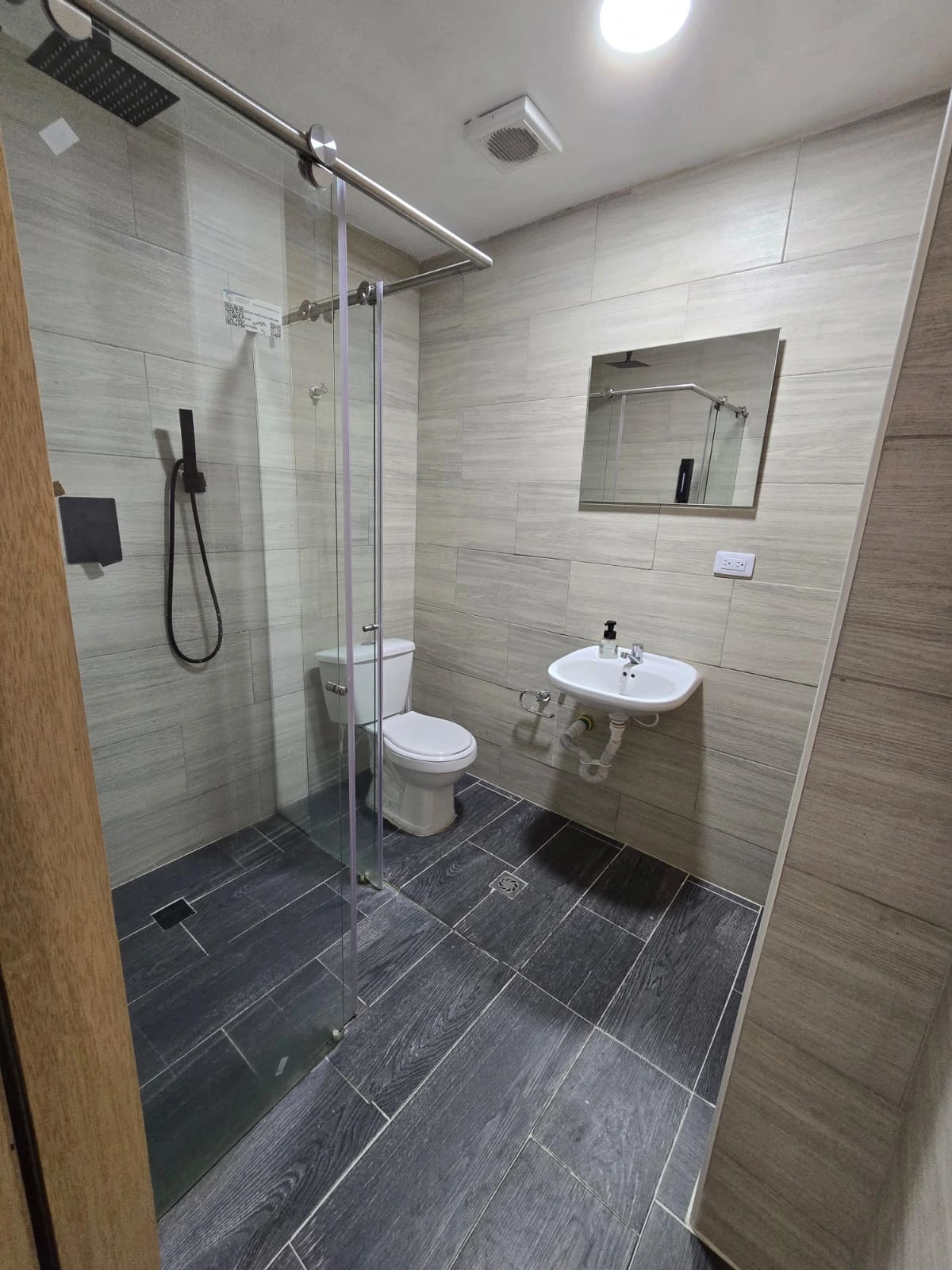 sala-de-bano-con-cabina-apto-3a