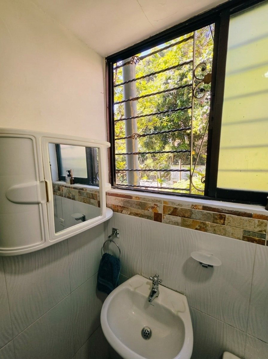 Baño privado del mini apartamento con ventana al jardín