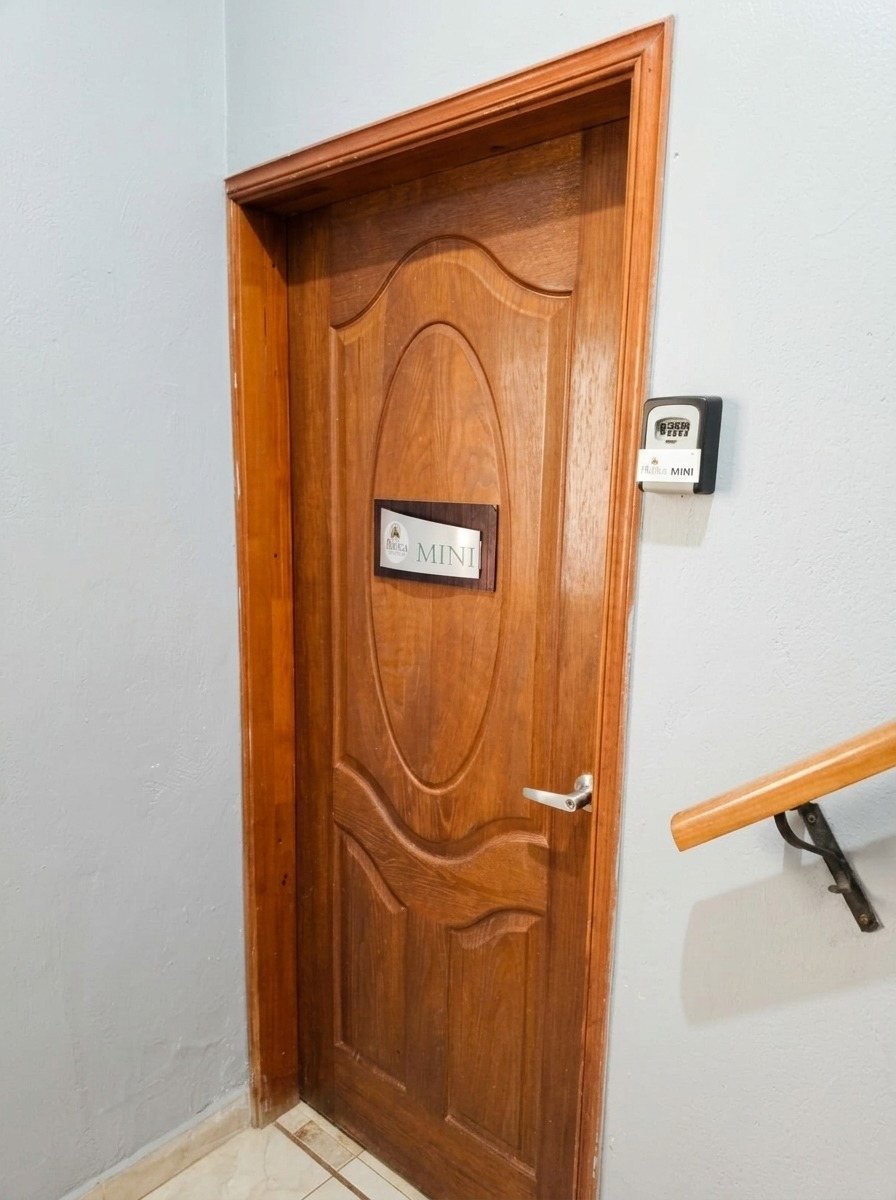 Puerta de acceso al mini apartamento con caja de llaves